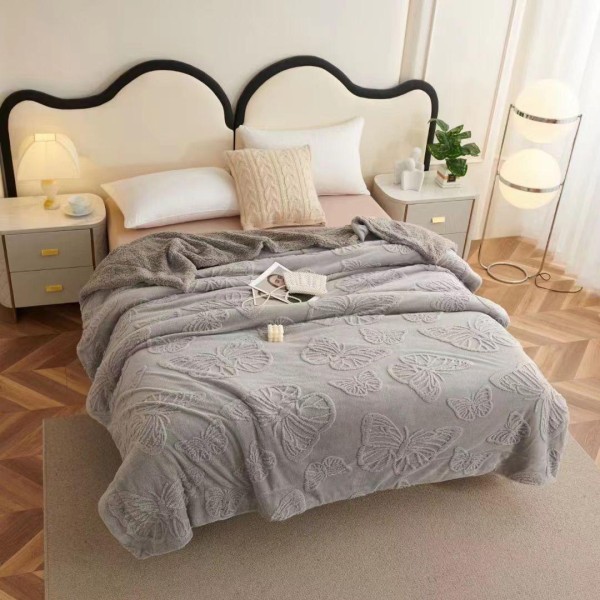 Patura cocolino cu dos plusat pentru pat dublu, model cu fluturi gofrati PFG14 Patura cocolino cu dos plusat pentru pat dublu, model cu fluturi gofrati PFG14