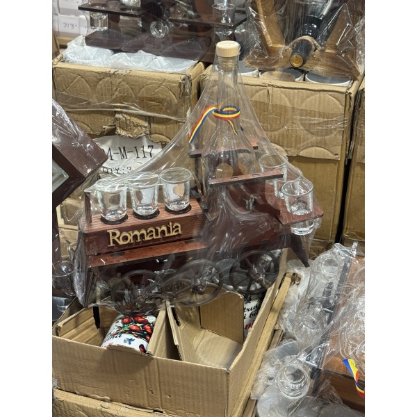 Set cadou România – Căruță din lemn cu sticlă și 6 pahare pentru băuturi SW4 Set cadou România – Căruță din lemn cu sticlă și 6 pahare pentru băuturi SW4