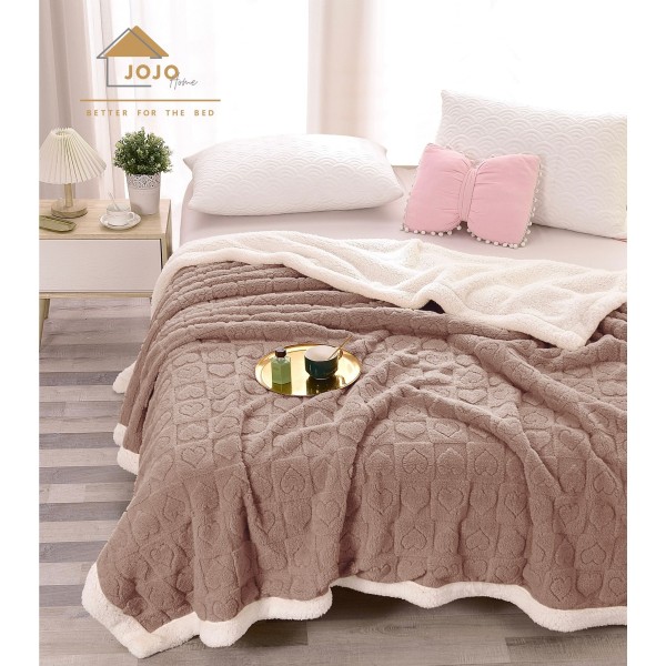 Patura CoCoLiNo cu blanita, inimioare embosate, 200x230cm, Jojo Home, Maro Patura CoCoLiNo cu blanita, inimioare embosate, 200x230cm, Jojo Home, Maro